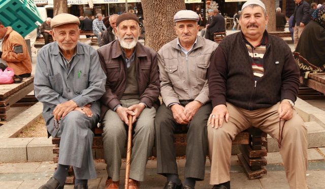 65 Yaş Aylığı Kimlere Bağlanır